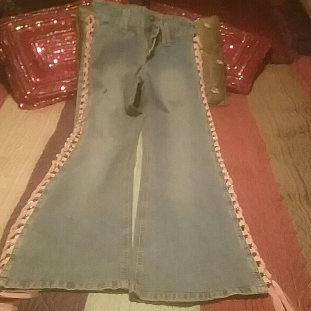 Retro jeans, pocket less butt, with pick ribbon